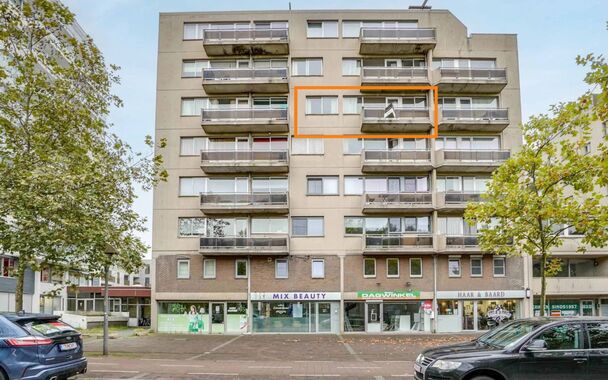 GOED GELEGEN APPARTEMENT (72 M2) MET 1 SLAAPKAMER, TERRAS EN ONDERGR. GARAGEBOX TE GENK-CENTRUM.

Dit appartement vinden we terug op de 4de verdieping van de Dieplaan 43 te Genk-centrum. Deze ligging leent zich perfect voor iemand die de voordelen van een