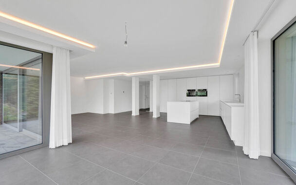 LUXEAPPARTEMENT (147m2) MET 2 SLK, OVERDEKT TERRAS + OPTIONEEL 2 AUTOSTANDPLAATSEN TE GENK-CENTRUM (MOLENVIJVERS)

We vinden dit ruime (147m2) 2 slaapkamer-appartement gebouwd in 2015 terug op de vierde verdieping van residentie “Pierre-Henri” gelegen