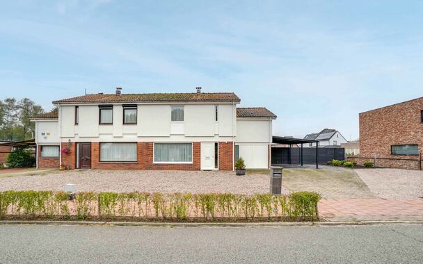 RUSTIG GELEGEN, RUIME GEZINSWONING MET 4 SLAAPKAMERS, INPANDIGE GARAGE, CARPORT EN PRACHTIGE TUIN OP BREED PERCEEL (CIRCA 21M) VAN 08A92CA TE HOUTHALEN-HELCHTEREN!

Met een aangename ligging in een rustige straat en voldoende parkeergelegenheid op eigen p