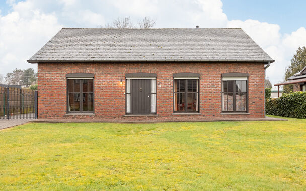 TE RENOVEREN GELIJKVLOERSE GEZINSWONING (OB) MET 3 SLAAPKAMERS EN GARAGE / WERKHUIS OP NOORD WESTELIJK GEORIENTEERD PERCEEL VAN 10A26CA TE ZONHOVEN! 

Deze gelijkvloerse te renoveren woning, vinden we terug in Zonhoven op de Hortweidenweg nummer 84. Deze