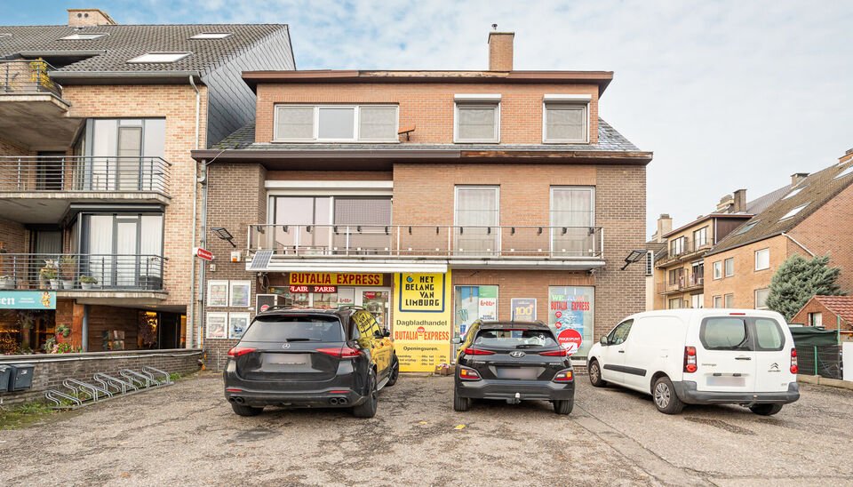 APPARTEMENT (75M2) MET 1 SLAAPKAMER EN PARKING TE DIEPENBEEK !

Langs de Nieuwstraat 135A vinden we in Diepenbeek dit deels gerenoveerde  appartement terug. Deze locatie staat garant voor een vlotte bereikbaarheid naar Genk centrum en naar omliggende sted