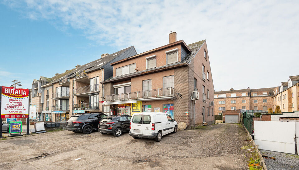 APPARTEMENT (75M2) MET 1 SLAAPKAMER EN PARKING TE DIEPENBEEK !

Langs de Nieuwstraat 135A vinden we in Diepenbeek dit deels gerenoveerde  appartement terug. Deze locatie staat garant voor een vlotte bereikbaarheid naar Genk centrum en naar omliggende sted