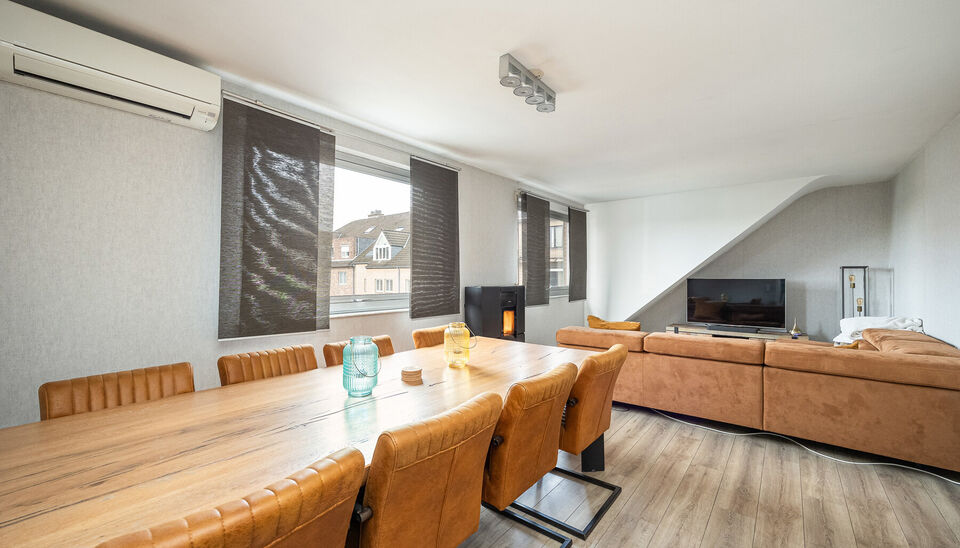 APPARTEMENT (75M2) MET 1 SLAAPKAMER EN PARKING TE DIEPENBEEK !

Langs de Nieuwstraat 135A vinden we in Diepenbeek dit deels gerenoveerde  appartement terug. Deze locatie staat garant voor een vlotte bereikbaarheid naar Genk centrum en naar omliggende sted