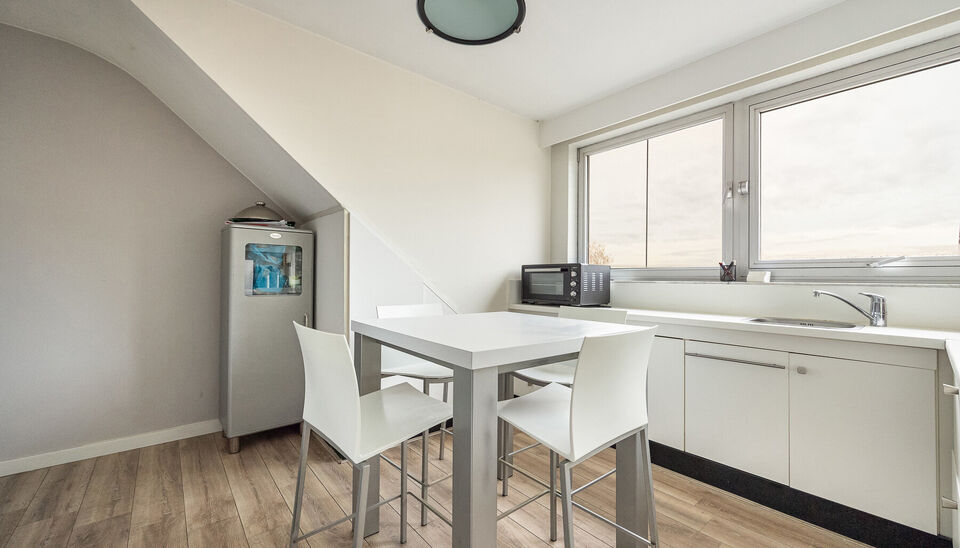 APPARTEMENT (75M2) MET 1 SLAAPKAMER EN PARKING TE DIEPENBEEK !

Langs de Nieuwstraat 135A vinden we in Diepenbeek dit deels gerenoveerde  appartement terug. Deze locatie staat garant voor een vlotte bereikbaarheid naar Genk centrum en naar omliggende sted