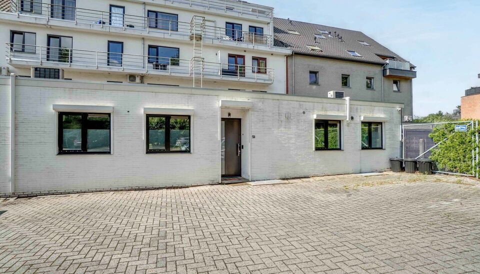 Langs de Koning Boudewijnlaan 52 vinden we in Genk dit modern gerenoveerde gelijkvloers appartement terug. Deze locatie staat garant voor een vlotte bereikbaarheid naar Genk centrum en naar omliggende steden zoals Hasselt en Houthalen. Nomadland, Labiomis