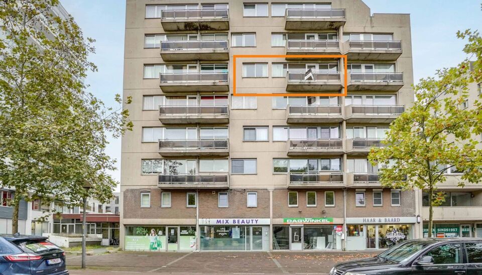 GOED GELEGEN APPARTEMENT (72 M2) MET 1 SLAAPKAMER, TERRAS EN ONDERGR. GARAGEBOX TE GENK-CENTRUM.

Dit appartement vinden we terug op de 4de verdieping van de Dieplaan 43 te Genk-centrum. Deze ligging leent zich perfect voor iemand die de voordelen van een