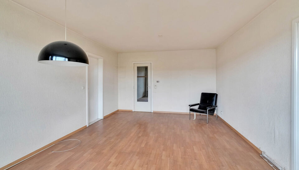 GOED GELEGEN APPARTEMENT (72 M2) MET 1 SLAAPKAMER, TERRAS EN ONDERGR. GARAGEBOX TE GENK-CENTRUM.

Dit appartement vinden we terug op de 4de verdieping van de Dieplaan 43 te Genk-centrum. Deze ligging leent zich perfect voor iemand die de voordelen van een