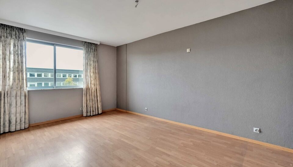 GOED GELEGEN APPARTEMENT (72 M2) MET 1 SLAAPKAMER, TERRAS EN ONDERGR. GARAGEBOX TE GENK-CENTRUM.

Dit appartement vinden we terug op de 4de verdieping van de Dieplaan 43 te Genk-centrum. Deze ligging leent zich perfect voor iemand die de voordelen van een