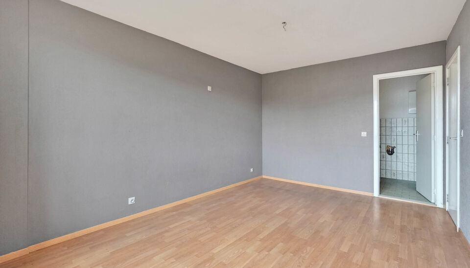 GOED GELEGEN APPARTEMENT (72 M2) MET 1 SLAAPKAMER, TERRAS EN ONDERGR. GARAGEBOX TE GENK-CENTRUM.

Dit appartement vinden we terug op de 4de verdieping van de Dieplaan 43 te Genk-centrum. Deze ligging leent zich perfect voor iemand die de voordelen van een