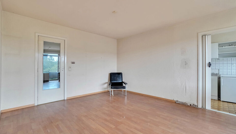 GOED GELEGEN APPARTEMENT (72 M2) MET 1 SLAAPKAMER, TERRAS EN ONDERGR. GARAGEBOX TE GENK-CENTRUM.

Dit appartement vinden we terug op de 4de verdieping van de Dieplaan 43 te Genk-centrum. Deze ligging leent zich perfect voor iemand die de voordelen van een