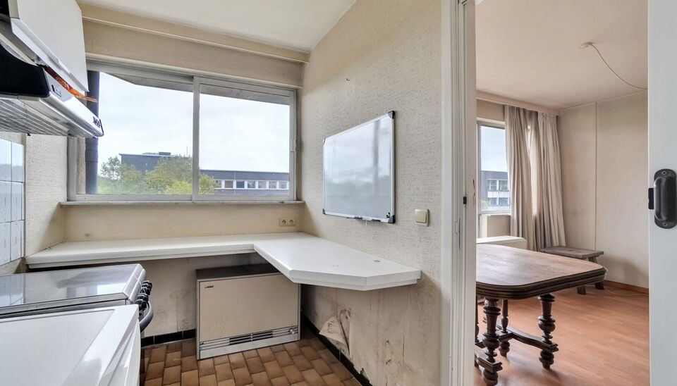 GOED GELEGEN APPARTEMENT (72 M2) MET 1 SLAAPKAMER, TERRAS EN ONDERGR. GARAGEBOX TE GENK-CENTRUM.

Dit appartement vinden we terug op de 4de verdieping van de Dieplaan 43 te Genk-centrum. Deze ligging leent zich perfect voor iemand die de voordelen van een