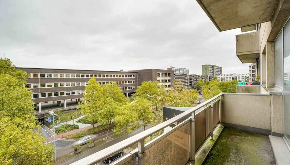 GOED GELEGEN APPARTEMENT (72 M2) MET 1 SLAAPKAMER, TERRAS EN ONDERGR. GARAGEBOX TE GENK-CENTRUM.

Dit appartement vinden we terug op de 4de verdieping van de Dieplaan 43 te Genk-centrum. Deze ligging leent zich perfect voor iemand die de voordelen van een