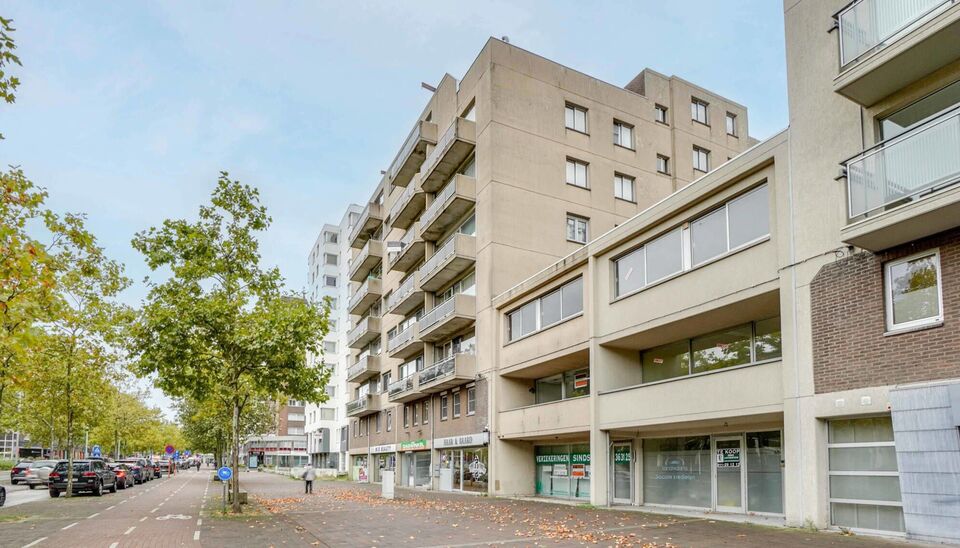 GOED GELEGEN APPARTEMENT (72 M2) MET 1 SLAAPKAMER, TERRAS EN ONDERGR. GARAGEBOX TE GENK-CENTRUM.

Dit appartement vinden we terug op de 4de verdieping van de Dieplaan 43 te Genk-centrum. Deze ligging leent zich perfect voor iemand die de voordelen van een