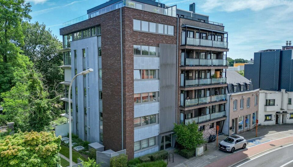 RUIM APP (147m2) MET 2 SLK,  OVERDEKT TERRAS, 
 2 AUTOSTAANPL TE GENK! 

We vinden dit ruime (147m2) 2 slaapkamer-appartement gebouwd in 2015 terug op de eerste verdieping van residentie “Pierre-Henri” gelegen aan de Weg naar As 26.
Deze Genkse drooml