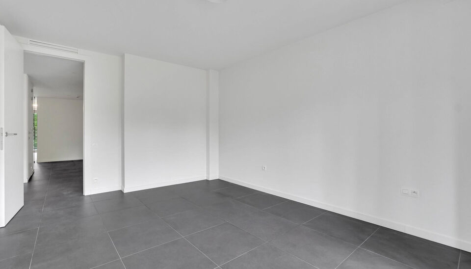 RUIM APP (147m2) MET 2 SLK,  OVERDEKT TERRAS, 
 2 AUTOSTAANPL TE GENK! 

We vinden dit ruime (147m2) 2 slaapkamer-appartement gebouwd in 2015 terug op de eerste verdieping van residentie “Pierre-Henri” gelegen aan de Weg naar As 26.
Deze Genkse drooml