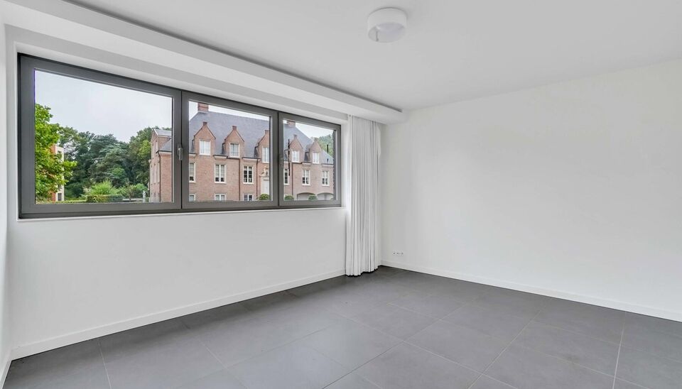 RUIM APP (147m2) MET 2 SLK,  OVERDEKT TERRAS, 
 2 AUTOSTAANPL TE GENK! 

We vinden dit ruime (147m2) 2 slaapkamer-appartement gebouwd in 2015 terug op de eerste verdieping van residentie “Pierre-Henri” gelegen aan de Weg naar As 26.
Deze Genkse drooml