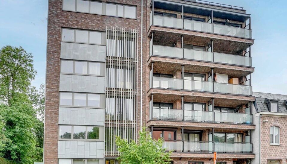 RUIM APP (147m2) MET 2 SLK,  OVERDEKT TERRAS, 
 2 AUTOSTAANPL TE GENK! 

We vinden dit ruime (147m2) 2 slaapkamer-appartement gebouwd in 2015 terug op de eerste verdieping van residentie “Pierre-Henri” gelegen aan de Weg naar As 26.
Deze Genkse drooml