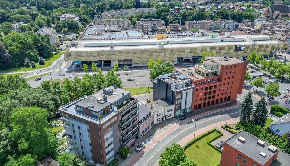 RUIM APP (147m2) MET 2 SLK,  OVERDEKT TERRAS, 
 2 AUTOSTAANPL TE GENK! 

We vinden dit ruime (147m2) 2 slaapkamer-appartement gebouwd in 2015 terug op de eerste verdieping van residentie “Pierre-Henri” gelegen aan de Weg naar As 26.
Deze Genkse drooml