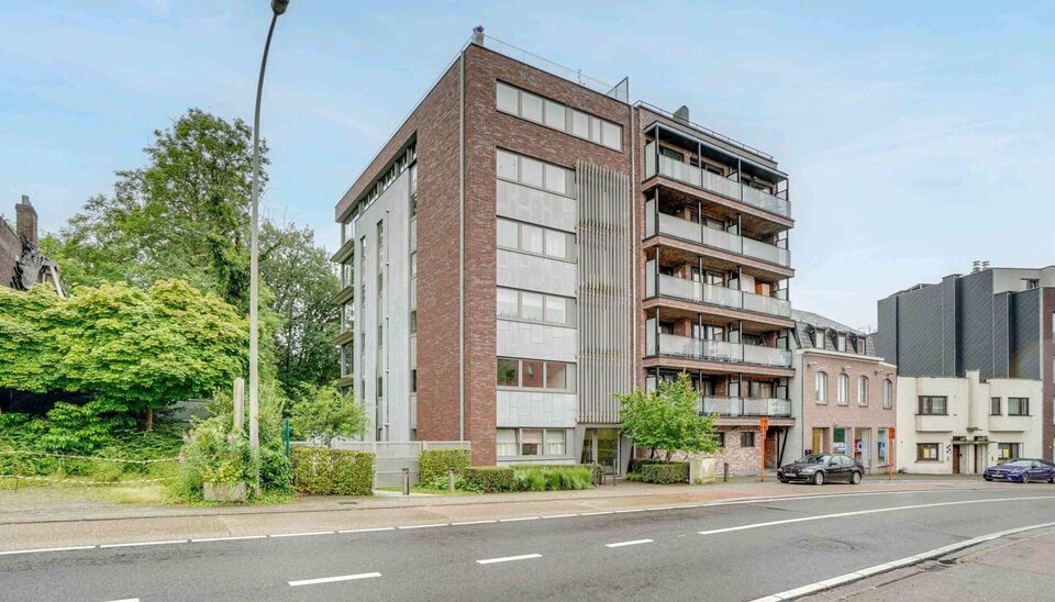 RUIM APP (147m2) MET 2 SLK,  OVERDEKT TERRAS, 
 2 AUTOSTAANPL TE GENK! 

We vinden dit ruime (147m2) 2 slaapkamer-appartement gebouwd in 2015 terug op de eerste verdieping van residentie “Pierre-Henri” gelegen aan de Weg naar As 26.
Deze Genkse drooml