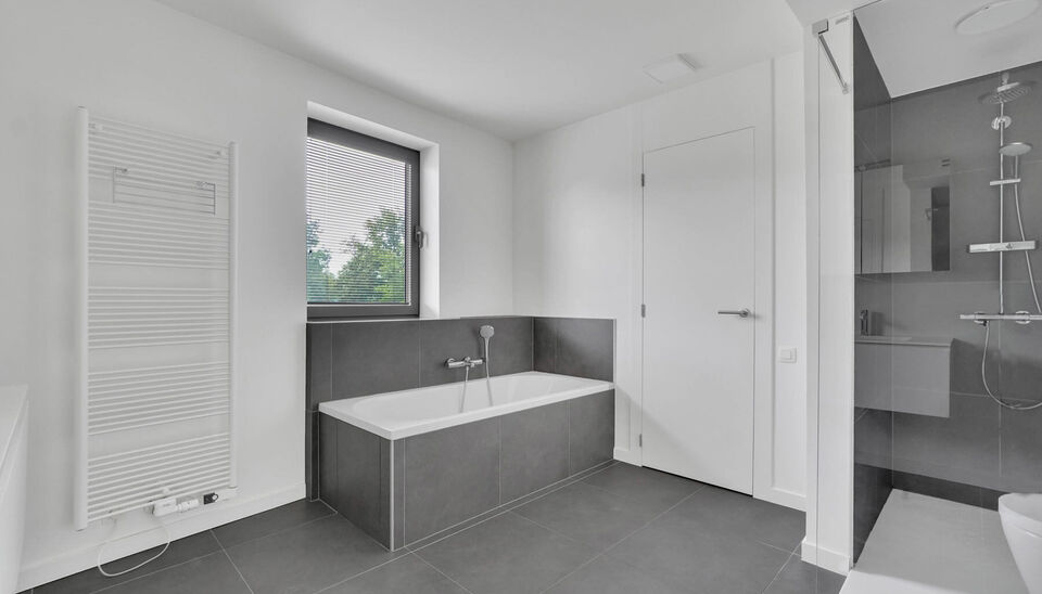 We vinden dit ruime (147m2) 2 slaapkamer-appartement gebouwd in 2015 terug op de vierde verdieping van residentie “Pierre-Henri” gelegen aan de Weg naar As 26.
Deze Genkse droomlocatie, vlak aan de Molenvijvers,  is ondertussen een referentie op zich 