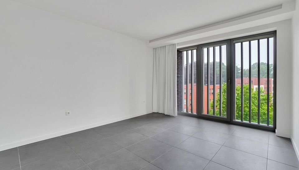 We vinden dit ruime (147m2) 2 slaapkamer-appartement gebouwd in 2015 terug op de vierde verdieping van residentie “Pierre-Henri” gelegen aan de Weg naar As 26.
Deze Genkse droomlocatie, vlak aan de Molenvijvers,  is ondertussen een referentie op zich 