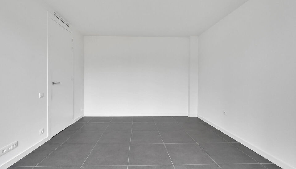 We vinden dit ruime (147m2) 2 slaapkamer-appartement gebouwd in 2015 terug op de vierde verdieping van residentie “Pierre-Henri” gelegen aan de Weg naar As 26.
Deze Genkse droomlocatie, vlak aan de Molenvijvers,  is ondertussen een referentie op zich 