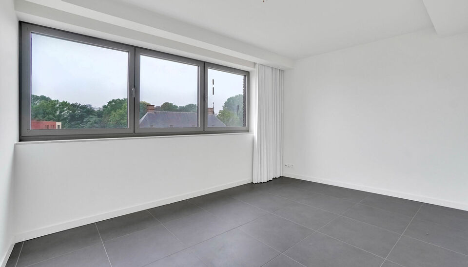 We vinden dit ruime (147m2) 2 slaapkamer-appartement gebouwd in 2015 terug op de vierde verdieping van residentie “Pierre-Henri” gelegen aan de Weg naar As 26.
Deze Genkse droomlocatie, vlak aan de Molenvijvers,  is ondertussen een referentie op zich 