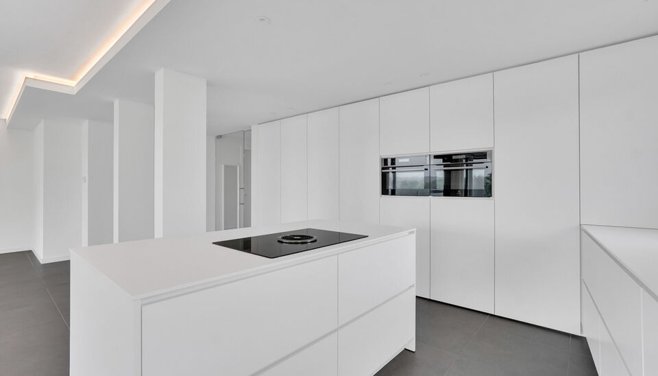 We vinden dit ruime (147m2) 2 slaapkamer-appartement gebouwd in 2015 terug op de vierde verdieping van residentie “Pierre-Henri” gelegen aan de Weg naar As 26.
Deze Genkse droomlocatie, vlak aan de Molenvijvers,  is ondertussen een referentie op zich 