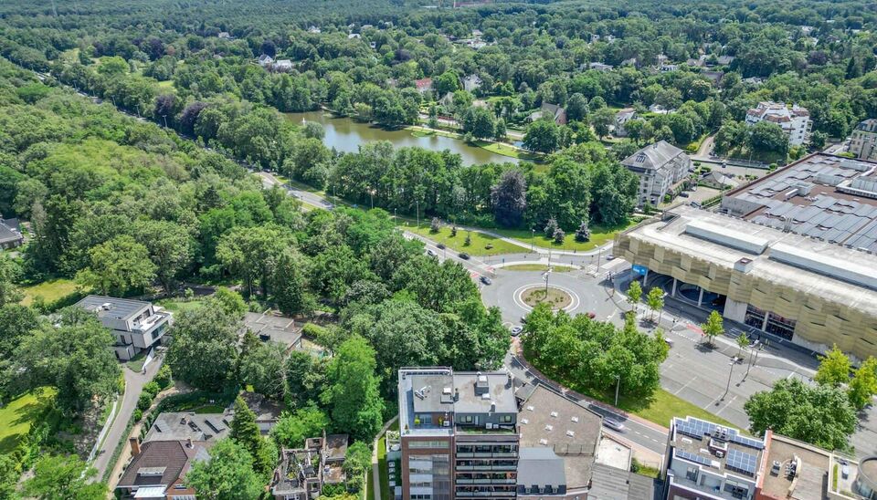 We vinden dit ruime (147m2) 2 slaapkamer-appartement gebouwd in 2015 terug op de vierde verdieping van residentie “Pierre-Henri” gelegen aan de Weg naar As 26.
Deze Genkse droomlocatie, vlak aan de Molenvijvers,  is ondertussen een referentie op zich 