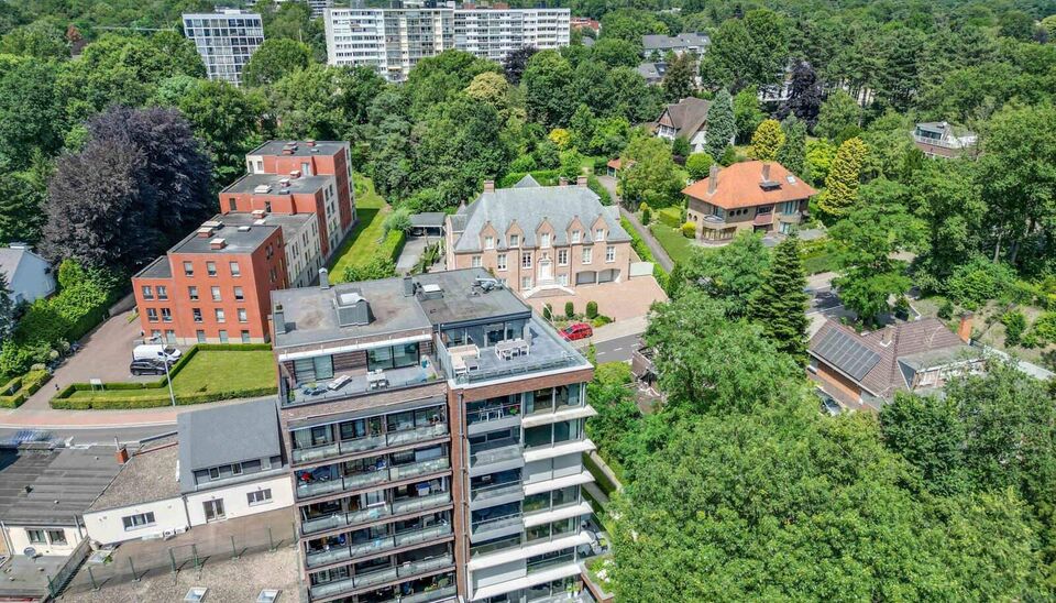 We vinden dit ruime (147m2) 2 slaapkamer-appartement gebouwd in 2015 terug op de vierde verdieping van residentie “Pierre-Henri” gelegen aan de Weg naar As 26.
Deze Genkse droomlocatie, vlak aan de Molenvijvers,  is ondertussen een referentie op zich 