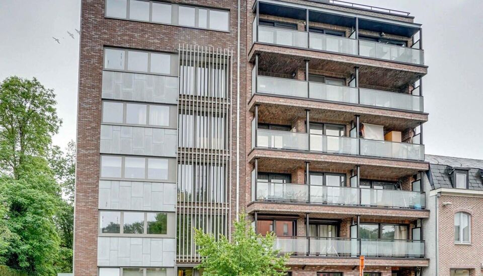 We vinden dit ruime (147m2) 2 slaapkamer-appartement gebouwd in 2015 terug op de vierde verdieping van residentie “Pierre-Henri” gelegen aan de Weg naar As 26.
Deze Genkse droomlocatie, vlak aan de Molenvijvers,  is ondertussen een referentie op zich 