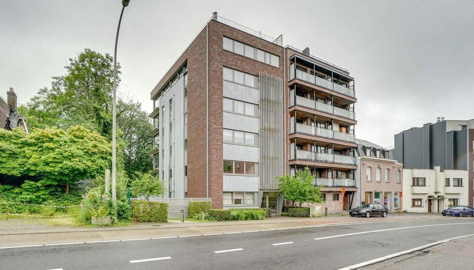 We vinden dit ruime (147m2) 2 slaapkamer-appartement gebouwd in 2015 terug op de vierde verdieping van residentie “Pierre-Henri” gelegen aan de Weg naar As 26.
Deze Genkse droomlocatie, vlak aan de Molenvijvers,  is ondertussen een referentie op zich 