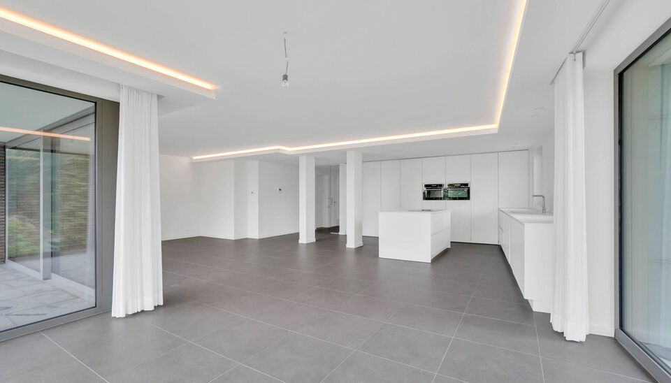 LUXEAPPARTEMENT (147m2) MET 2 SLK, OVERDEKT TERRAS + OPTIONEEL 2 AUTOSTANDPLAATSEN TE GENK-CENTRUM (MOLENVIJVERS)

We vinden dit ruime (147m2) 2 slaapkamer-appartement gebouwd in 2015 terug op de vierde verdieping van residentie “Pierre-Henri” gelegen