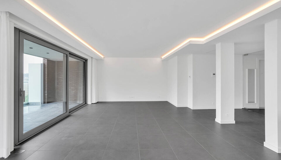 LUXEAPPARTEMENT (147m2) MET 2 SLK, OVERDEKT TERRAS + OPTIONEEL 2 AUTOSTANDPLAATSEN TE GENK-CENTRUM (MOLENVIJVERS)

We vinden dit ruime (147m2) 2 slaapkamer-appartement gebouwd in 2015 terug op de vierde verdieping van residentie “Pierre-Henri” gelegen