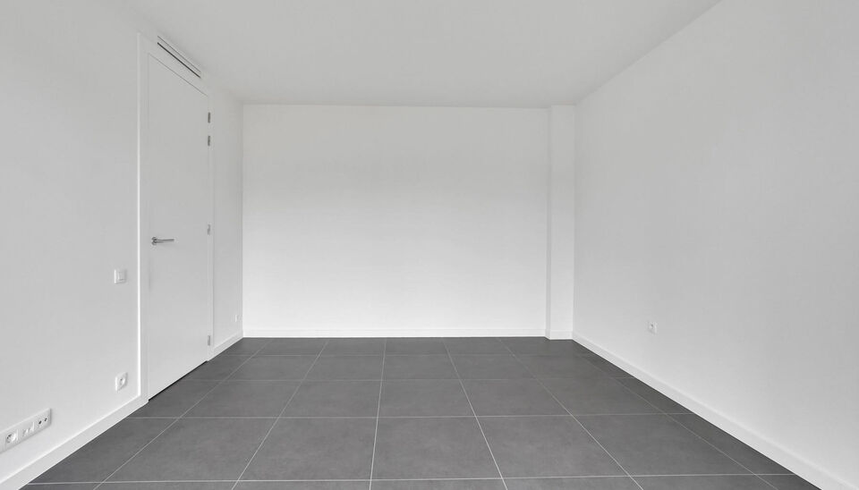 LUXEAPPARTEMENT (147m2) MET 2 SLK, OVERDEKT TERRAS + OPTIONEEL 2 AUTOSTANDPLAATSEN TE GENK-CENTRUM (MOLENVIJVERS)

We vinden dit ruime (147m2) 2 slaapkamer-appartement gebouwd in 2015 terug op de vierde verdieping van residentie “Pierre-Henri” gelegen