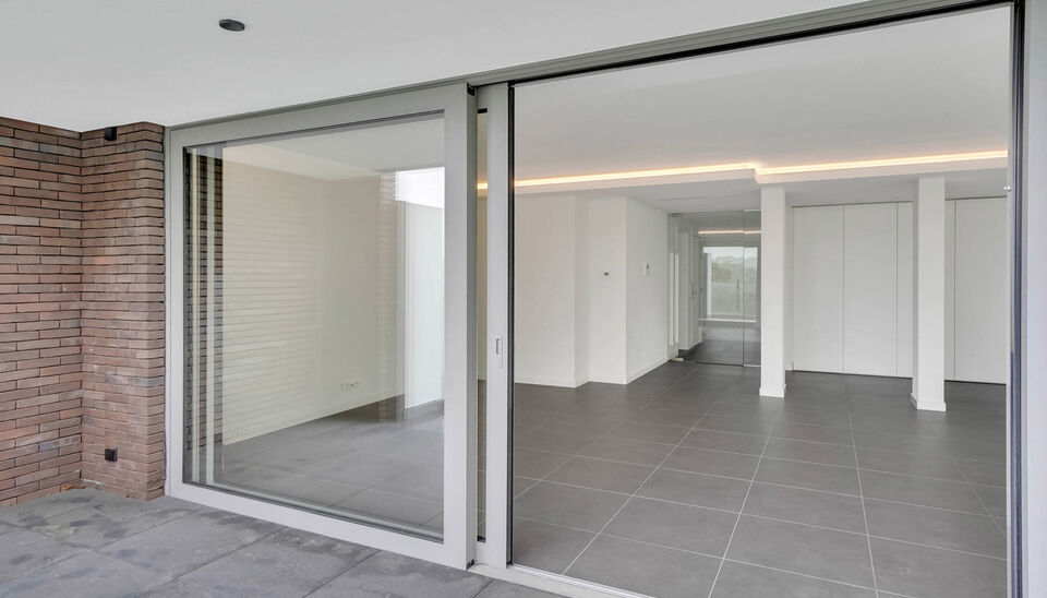 LUXEAPPARTEMENT (147m2) MET 2 SLK, OVERDEKT TERRAS + OPTIONEEL 2 AUTOSTANDPLAATSEN TE GENK-CENTRUM (MOLENVIJVERS)

We vinden dit ruime (147m2) 2 slaapkamer-appartement gebouwd in 2015 terug op de vierde verdieping van residentie “Pierre-Henri” gelegen