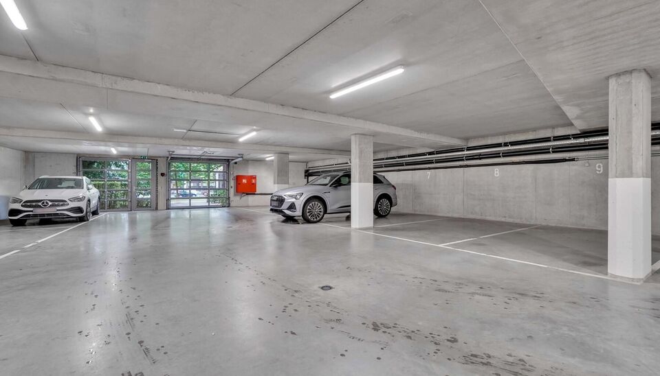 LUXEAPPARTEMENT (147m2) MET 2 SLK, OVERDEKT TERRAS + OPTIONEEL 2 AUTOSTANDPLAATSEN TE GENK-CENTRUM (MOLENVIJVERS)

We vinden dit ruime (147m2) 2 slaapkamer-appartement gebouwd in 2015 terug op de vierde verdieping van residentie “Pierre-Henri” gelegen