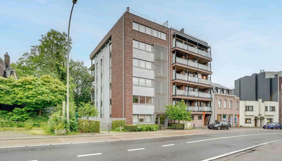 LUXEAPPARTEMENT (147m2) MET 2 SLK, OVERDEKT TERRAS + OPTIONEEL 2 AUTOSTANDPLAATSEN TE GENK-CENTRUM (MOLENVIJVERS)

We vinden dit ruime (147m2) 2 slaapkamer-appartement gebouwd in 2015 terug op de vierde verdieping van residentie “Pierre-Henri” gelegen