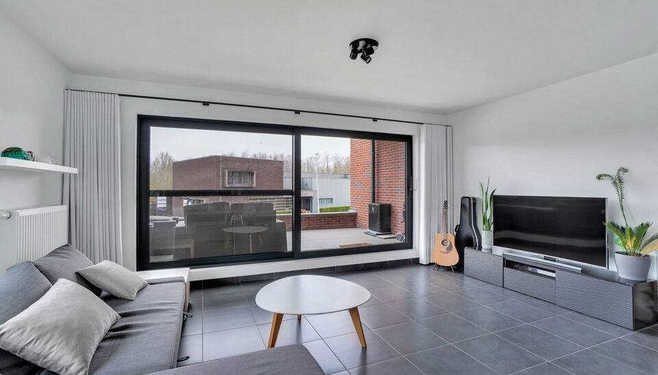 RECENT (2015),RUIM (102M2), ENERGIEZUINIG EN LICHTRIJK APPARTEMENT MET 2 SLAAPKAMERS, ONDERGRONDSE PARKING EN RUIM TERRAS OP EEN BOOGSCHEUT VAN HASSELT-CENTRUM (KURINGEN)!

Dit recente appartement (2015) vinden we terug op de eerste verdieping van residen