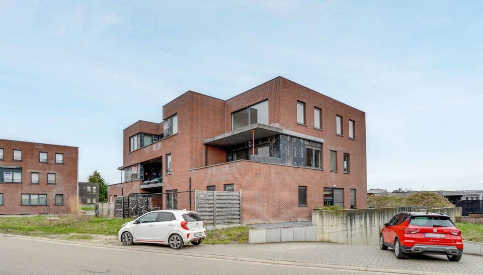 RECENT (2015),RUIM (102M2), ENERGIEZUINIG EN LICHTRIJK APPARTEMENT MET 2 SLAAPKAMERS, ONDERGRONDSE PARKING EN RUIM TERRAS OP EEN BOOGSCHEUT VAN HASSELT-CENTRUM (KURINGEN)!

Dit recente appartement (2015) vinden we terug op de eerste verdieping van residen