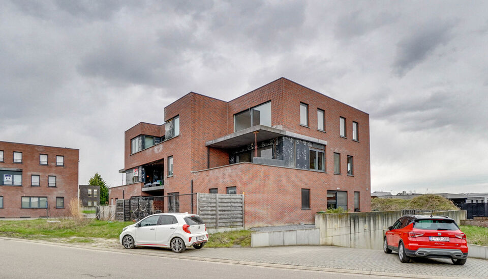 RECENT (2015),RUIM (102M2), ENERGIEZUINIG EN LICHTRIJK APPARTEMENT MET 2 SLAAPKAMERS, ONDERGRONDSE PARKING EN RUIM TERRAS OP EEN BOOGSCHEUT VAN HASSELT-CENTRUM (KURINGEN)!

Dit recente appartement (2015) vinden we terug op de eerste verdieping van residen