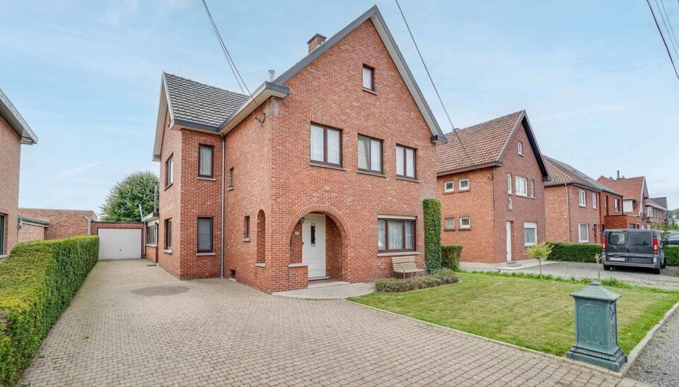 GEZINSWONING (OB) MET 3 SLAAPKAMERS EN GARAGE / WERKHUIS OP 10A15CA TE ALKEN (SINT-JORIS)! 

Deze goed onderhouden woning, vinden we terug in Alken in de Sint Jorisstraat op nummer 53. Deze ligging in de dorpskern van Sint-Joris zelf betekent een vlotte 