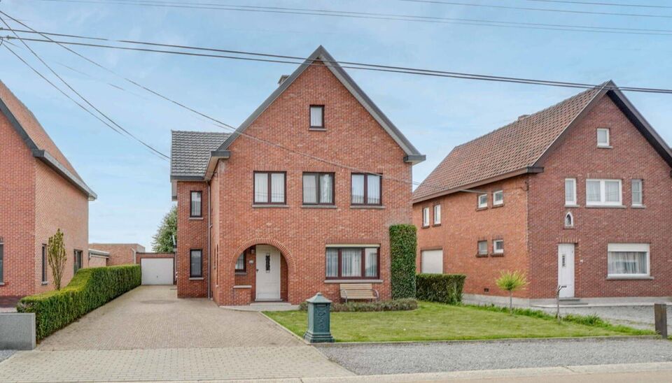 GEZINSWONING (OB) MET 3 SLAAPKAMERS EN GARAGE / WERKHUIS OP 10A15CA TE ALKEN (SINT-JORIS)! 

Deze goed onderhouden woning, vinden we terug in Alken in de Sint Jorisstraat op nummer 53. Deze ligging in de dorpskern van Sint-Joris zelf betekent een vlotte 