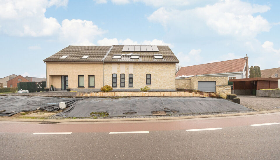 RUIME EN ENERGIEZUINIGE GEZINSWONING (A-LABEL) MET 3/4 SLAAPKAMERS, PRACHTIG ZONNETERRAS EN RUIMTE VOOR VRIJ BEROEP OP EEN PERCEEL VAN 05A39CA TE DIEPENBEEK!

Vlakbij het centrum van Diepenbeek, vinden we aan de Keistraat 39A deze smaakvolle gezinswoning 