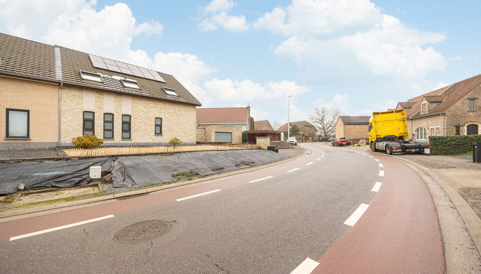 RUIME EN ENERGIEZUINIGE GEZINSWONING (A-LABEL) MET 3/4 SLAAPKAMERS, PRACHTIG ZONNETERRAS EN RUIMTE VOOR VRIJ BEROEP OP EEN PERCEEL VAN 05A39CA TE DIEPENBEEK!

Vlakbij het centrum van Diepenbeek, vinden we aan de Keistraat 39A deze smaakvolle gezinswoning 