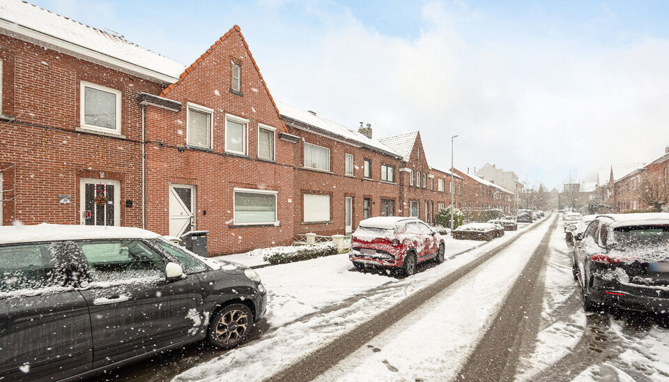 GEZELLIGE STADSWONING MET 4 SLAAPKAMERS OP 2ARE VLAK IN HET CENTRUM VAN HASSELT (RUNKST!


Op 2 min wandelen van het bruisende stadscentrum van Hasselt vinden we in de Sint-Hubertusstraat 27 deze gezellige, rustig gelegen stadswoning met een bewoonbare op