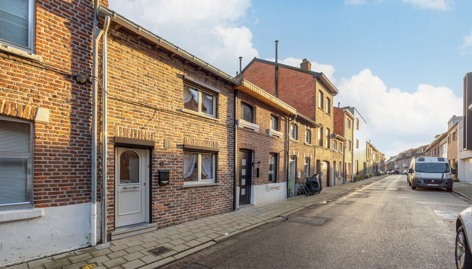 GEZELLIG GERENOVEERDE STADSWONING MET 2 SLAAPKAMERS VLAK IN HET CENTRUM VAN HASSELT!

Op 2 min wandelen van het bruisende stadscentrum van Hasselt vinden we in de Bloemenstraat 12 deze gezellige, rustig gelegen stadswoning met een bewoonbare oppervlakte v