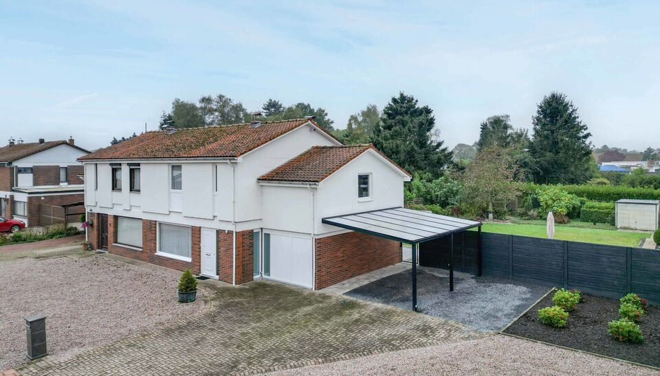 RUSTIG GELEGEN, RUIME GEZINSWONING MET 4 SLAAPKAMERS, INPANDIGE GARAGE, CARPORT EN PRACHTIGE TUIN OP BREED PERCEEL (CIRCA 21M) VAN 08A92CA TE HOUTHALEN-HELCHTEREN!

Met een aangename ligging in een rustige straat en voldoende parkeergelegenheid op eigen p