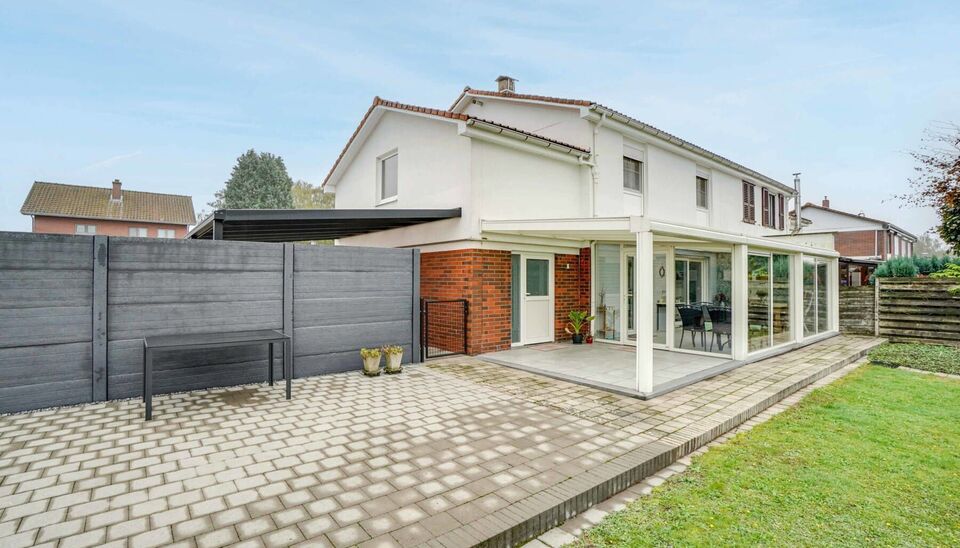 RUSTIG GELEGEN, RUIME GEZINSWONING MET 4 SLAAPKAMERS, INPANDIGE GARAGE, CARPORT EN PRACHTIGE TUIN OP BREED PERCEEL (CIRCA 21M) VAN 08A92CA TE HOUTHALEN-HELCHTEREN!

Met een aangename ligging in een rustige straat en voldoende parkeergelegenheid op eigen p