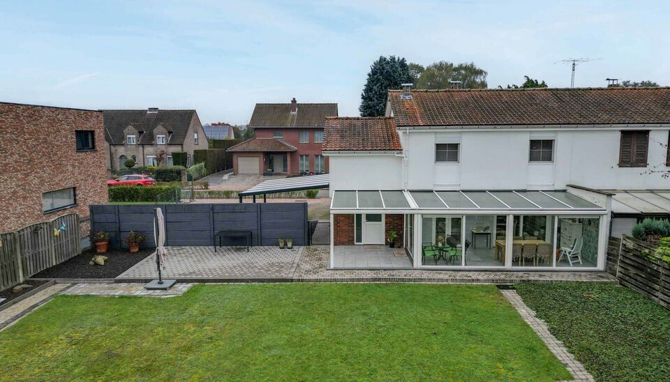 RUSTIG GELEGEN, RUIME GEZINSWONING MET 4 SLAAPKAMERS, INPANDIGE GARAGE, CARPORT EN PRACHTIGE TUIN OP BREED PERCEEL (CIRCA 21M) VAN 08A92CA TE HOUTHALEN-HELCHTEREN!

Met een aangename ligging in een rustige straat en voldoende parkeergelegenheid op eigen p